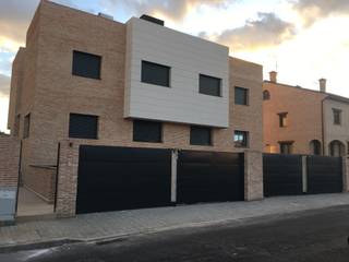 DOS VIVIENDA UNIFAMILIARES PAREADAS CON GARAJE., ACRO ARQUITECTOS E INGENIEROS S.L.P. - EASYCTE ACRO ARQUITECTOS E INGENIEROS S.L.P. - EASYCTE Single family home Bricks