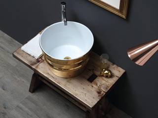 Lavabo elegante Bacile Oro poggiato su struttura in legno abete invecchiato per uno stile al contempo rustico e moderno , Horganica Horganica Rustic style bathroom Ceramic