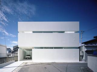 光のスリットが抜けるガレージハウス（香川県高松市）/House In Takamatsu, 藤原・室 建築設計事務所 藤原・室 建築設計事務所 Modern Houses Reinforced concrete White