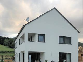 Reduzierte Hülle mit innerer Größe, archipur Architekten aus Wien archipur Architekten aus Wien Single family home Bricks White