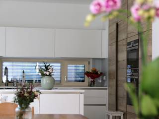 Reduzierte Hülle mit innerer Größe, archipur Architekten aus Wien archipur Architekten aus Wien Built-in kitchens Wood White