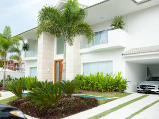 Residência Santa Monica Jardins I, FLAVIA CAMPOS INTERIORES /FCPR construções FLAVIA CAMPOS INTERIORES /FCPR construções Jardins de fachadas de casas