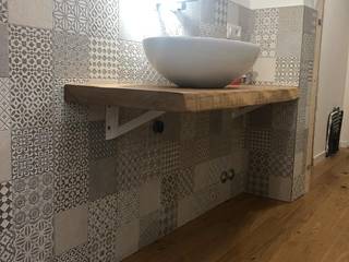 Ristrutturazione casa privata: fornitura e posa di parquet multistrato "Listone Giordano" rovere Heritage Città della Pieve 1999 filigrana, con finitura ad olio e creazione di top lavabo per il bagno in rovere massello, Stil Legno snc Stil Legno snc Ванна кімната Масив Різнокольорові