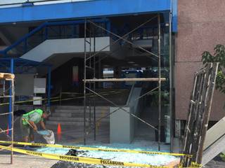 REMODELACION FACHADA Y ENTRADA PRINCIPAL DEL CENTRO DE INVESTIGACIÓN DE COMPUTO DEL IPN, Om innterior Om innterior Janelas de PVC Alumínio/Zinco