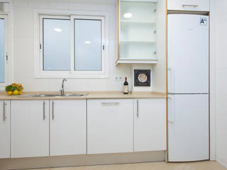 Home Staging en vivienda vacía, Lala Decor HomeStaging & Reformas Integrales de pisos Lala Decor HomeStaging & Reformas Integrales de pisos Cocinas de estilo moderno Blanco
