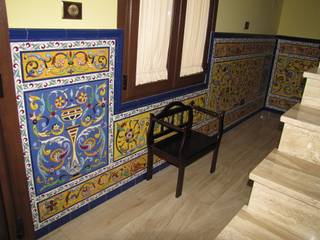 Zócalo de azulejos realizado a medida, Cerámica Artística Campos, S.L. Cerámica Artística Campos, S.L. Classic corridor, hallway & stairs Tiles