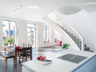Großzügiges Passivhaus in Mahlsdorf, Müllers Büro Müllers Büro Classic style dining room White