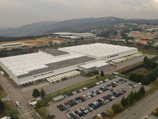 Lojas & Imóveis comerciais modernos por BMI GROUP Moderno