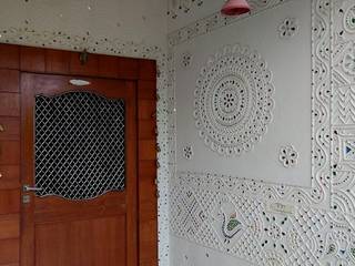 Mud Mirror Lippan Work Artist, Kutchi Traditional Wall Art Work, Beautiful Wall Design Concept Gujarat India, City Trend City Trend Other spaces
