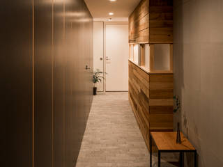 「Ｔ」, group-scoop group-scoop オリジナルスタイルの 玄関&廊下&階段 タイル 灰色