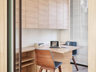 無印風一家四口, 光合作用設計有限公司 光合作用設計有限公司 Minimalistische Arbeitszimmer Holznachbildung