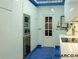 Cocina moderna blanca con zona de columnas , Suarco Suarco Kuchnia na wymiar