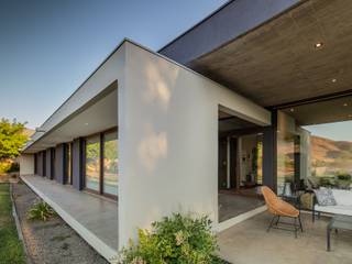 Casa Larrain, JPV Arquitecto JPV Arquitecto 地中海デザインの テラス