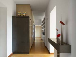 AA apartment in Milan, annacarla secchi architetto annacarla secchi architetto Modern corridor, hallway & stairs