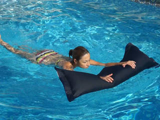fun up - das schwimmende Kissen, Ulrike Pieper Ulrike Pieper Piscinas de estilo mediterráneo Textil Ámbar/Dorado