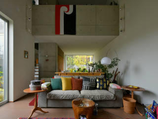 2コートハウス：仕切りつつ繋がるワンルームでネコと緑豊かに暮らす, Hirodesign.jp Hirodesign.jp Modern living room