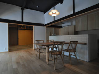 築100年の古民家をリノベーションで、現代の住宅に, （株）独楽蔵 KOMAGURA （株）独楽蔵 KOMAGURA Eclectic style living room