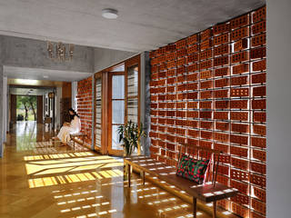 Dr. Nene's Residence, Dipen Gada & Associates Dipen Gada & Associates Minimalistyczny korytarz, przedpokój i schody