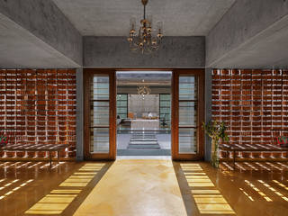 Dr. Nene's Residence, Dipen Gada & Associates Dipen Gada & Associates Ingresso, Corridoio & Scale in stile minimalista