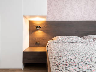 Kleine slaapkamer met kast boven het bed, De Suite De Suite 小さな寝室