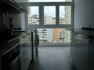 Remodelação de um apartamento T2 -​ Alfornelos, Amadora, Cubo Três D Cubo Três D Cocinas modernas: Ideas, imágenes y decoración