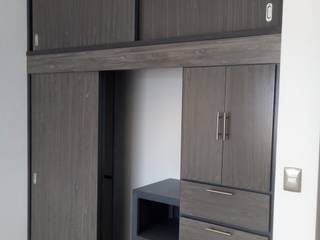 Closet Gris Moderno 2018, Maderería y Materiales Aeropuerto Maderería y Materiales Aeropuerto Dressing moderne Bois Effet bois