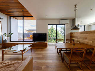 haus-deck / 海岸を見下ろす多機能デッキで広がる空間, 一級建築士事務所haus 一級建築士事務所haus Scandinavian style living room
