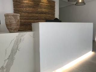 Diseño interior y reforma de Centro Wellnes, A interiorismo by Maria Andes A interiorismo by Maria Andes مساحات تجارية سيراميك White