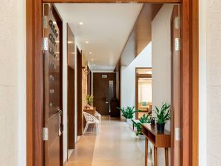 Courtyard house-Chennai, Offcentered Architects Offcentered Architects Modern corridor, hallway & stairs