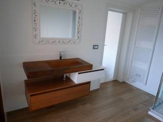 Arredo bagno, Falegnameria Artistica di Colasante Claudio Falegnameria Artistica di Colasante Claudio Baños de estilo moderno Madera maciza Multicolor