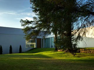 A Huge Minimalist House in Stirlingshire, Ewan Cameron Architects Ewan Cameron Architects Minimalist Evler