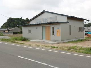 休耕地の家～女性のための住宅～, 前見建築計画一級建築士事務所（Fuminori MAEMI architect office） 前見建築計画一級建築士事務所（Fuminori MAEMI architect office） Houten huis Metaal