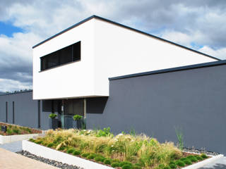 Haus F-M 60.0 Zaisenhausen, lc[a] la croix [architekten] lc[a] la croix [architekten] Bungalows Concrete Multicolored