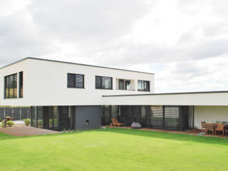 Haus F-M 60.0 Zaisenhausen, lc[a] la croix [architekten] lc[a] la croix [architekten] Bungalow Beton Mehrfarbig