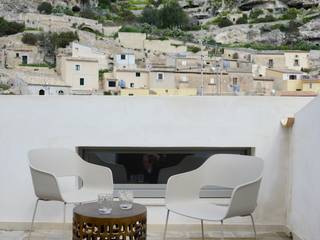 Ein Traumhaus auf Sizilien, CONSCIOUS DESIGN - Interiors by Nicoletta Zarattini CONSCIOUS DESIGN - Interiors by Nicoletta Zarattini Mediterranean style balcony, veranda & terrace Tiles Beige