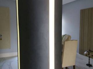 Realizzazione di una bellissima colonna LED in polistirene resinato. Trasformazione da un pilastro quadrato ad uno tondo., Arte Design & Colore Arte Design & Colore Modern Living Room Metallic/Silver