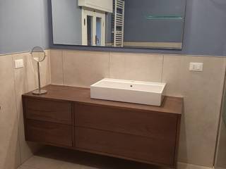 Mobile bagno sospeso Milano in rovere design, Mirandola Nicola e Cristiano snc Mirandola Nicola e Cristiano snc Modern Bathroom Wood Wood effect