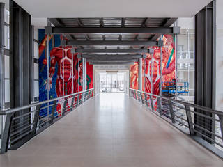 Facultad de Medicina en Parral UACH, Arquitectura Avanzada Arquitectura Avanzada Modern corridor, hallway & stairs Metal White