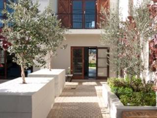 Architects Award for Courtyard House Somerset West, Beverley Hui Architects Beverley Hui Architects منزل عائلي صغير الطوب