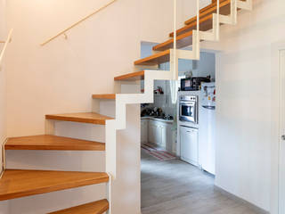 Realizzazione di una scala interna in un'abitazione a Tirrenia, Pisa, Studio Galantini Studio Galantini Escalier