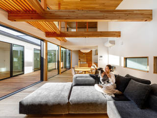haus-cros / 十字フレームが印象付ける和洋折衷テイストの箱型中庭住宅, 一級建築士事務所haus 一級建築士事務所haus Living room