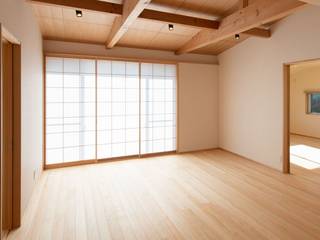 高基礎の平屋, アース建築工房 アース建築工房 Salon moderne Bois Blanc