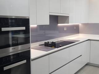 All White Kitchen, The Kitchen Consultancy The Kitchen Consultancy Cucina moderna Vetro