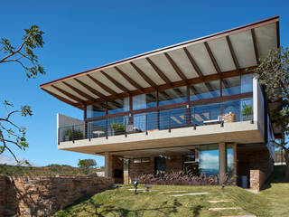 Casa na Serra do Cipó, TETRO ARQUITETURA TETRO ARQUITETURA شرفة