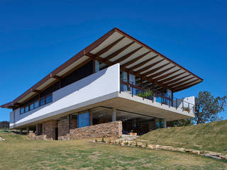 Casa na Serra do Cipó, TETRO ARQUITETURA TETRO ARQUITETURA رووف