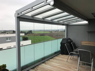 Terrassenüberdachung von Schmidinger auf einem Balkon montiert, Schmidinger Wintergärten, Fenster & Verglasungen Schmidinger Wintergärten, Fenster & Verglasungen Balcones y terrazas modernos: Ideas, imágenes y decoración Aluminio/Cinc