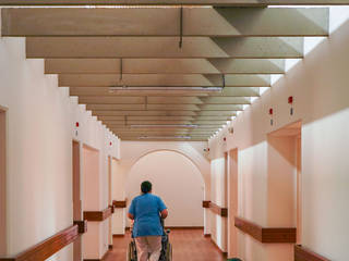 REMODELACIÓN CENTRO PARA EL ADULTO MAYOR CHÍA, ENSAMBLE de Arquitectura Integral ENSAMBLE de Arquitectura Integral الممر والمدخل