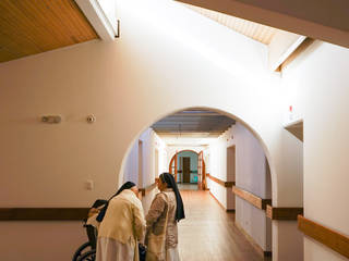 REMODELACIÓN CENTRO PARA EL ADULTO MAYOR CHÍA, ENSAMBLE de Arquitectura Integral ENSAMBLE de Arquitectura Integral Minimalist corridor, hallway & stairs
