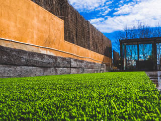 Instalación de Césped más vigas de tren con compactado con canalización No Solo Césped | Construcción de Jardines y Mantenimiento Deportivo Front yard Wood Wood effect Césped Artificial Europeo