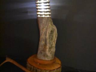 Table lamp from Finnish Kelo wood - wood lamp - tree trunk lamp, Jochens-Elch-O-Thek Jochens-Elch-O-Thek 北欧デザインの リビング 木 木目調